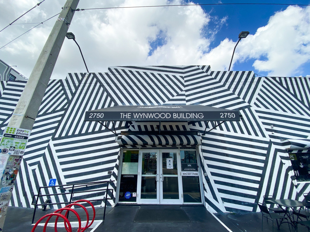 Entrada principal del edificio Wynwood-Estudio 10 Ubicado justo después de las puertas a la izquierda