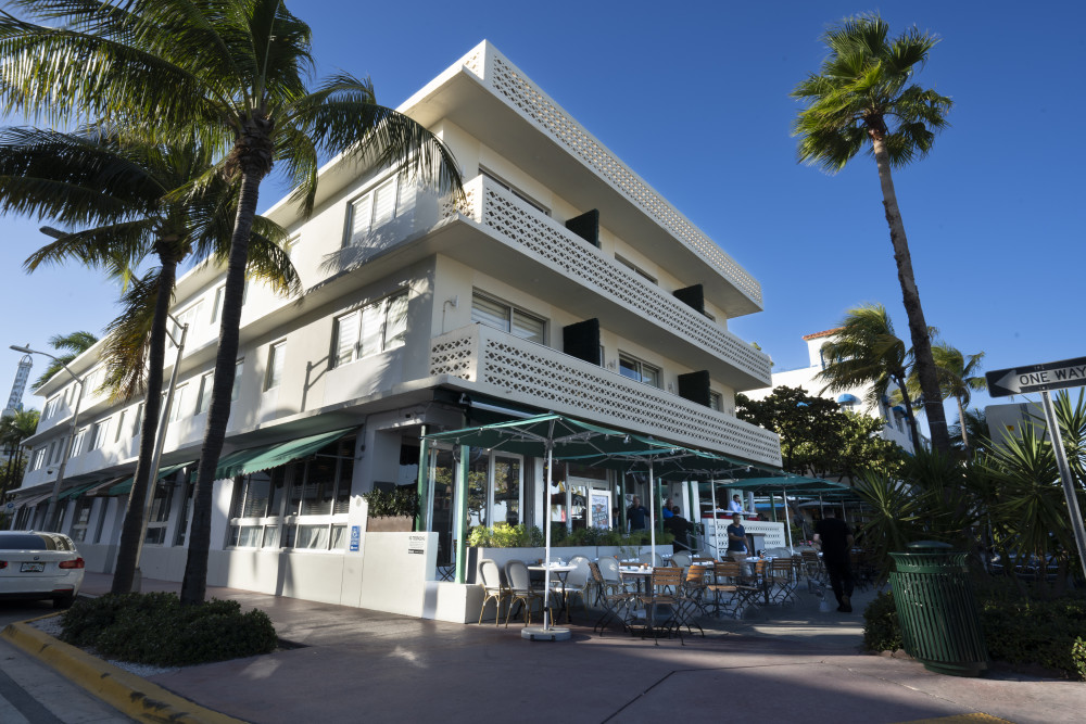 L'iconico News Cafe si trova a 800 Ocean Drive ed era il posto di riferimento di Gianni Versace ogni giorno.