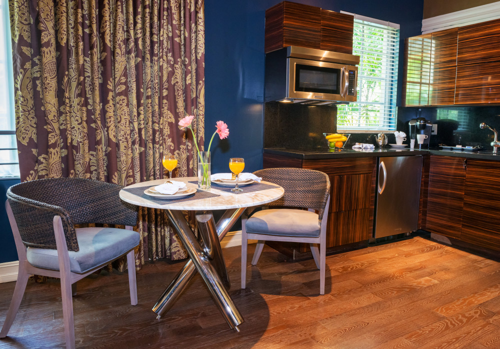LUXE ONE BEDROOM SUITE - Kitchen