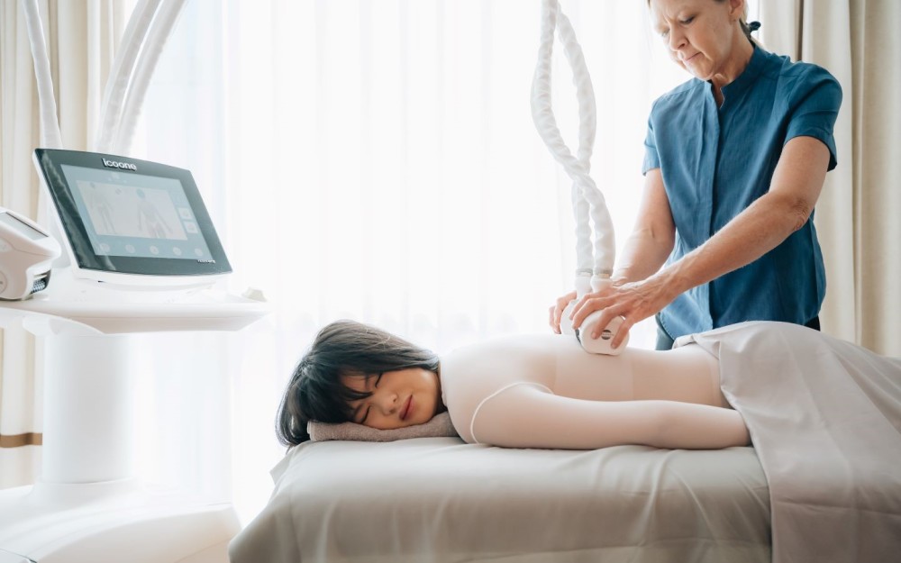 The Icoone uses Multi Micro Alveolar Stimulation for body sculpting, cellulite reduction, or enhanced lymphatic drainage.