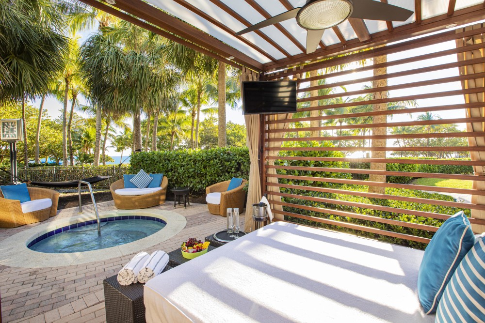 Disponible tous les jours | 9 h – 18 h Profitez des vues sur la côte et la mer depuis l'une de nos cabanes de luxe au bord de la piscine, nous avons le forfait parfait pour vous aider à créer votre séjour au Ritz-Carlton Bal Harbour , Miami vraiment mémorable. Les cabanes privées sont équipées d'un hamac de luxe, d'un lit de jour queen-size et de chaises longues, ainsi que d'un concierge personnel.