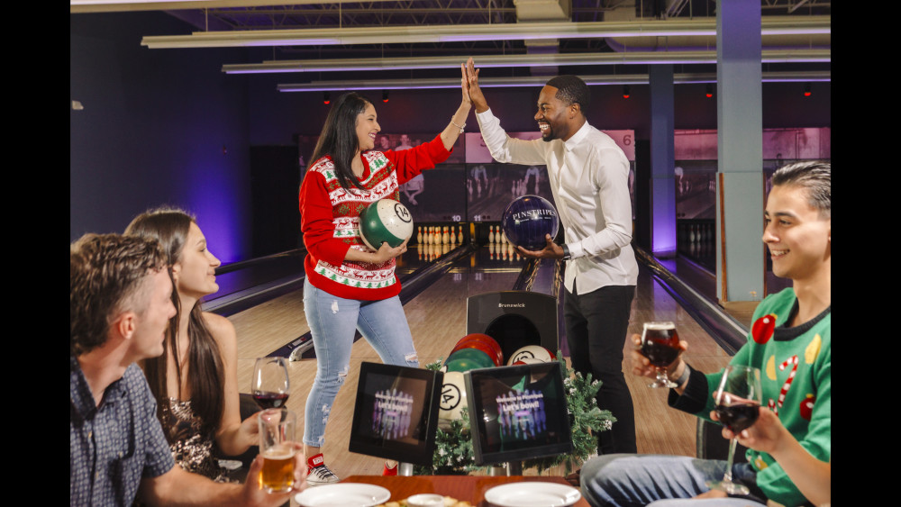 Elevate Your Holiday Party at Pinstripes by Booking your Event by
October 31st and Get up to 3 Perks!