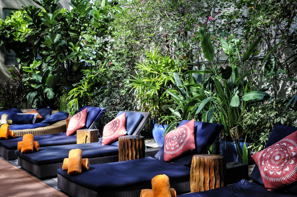 Courtyard Pool - Lounge Area