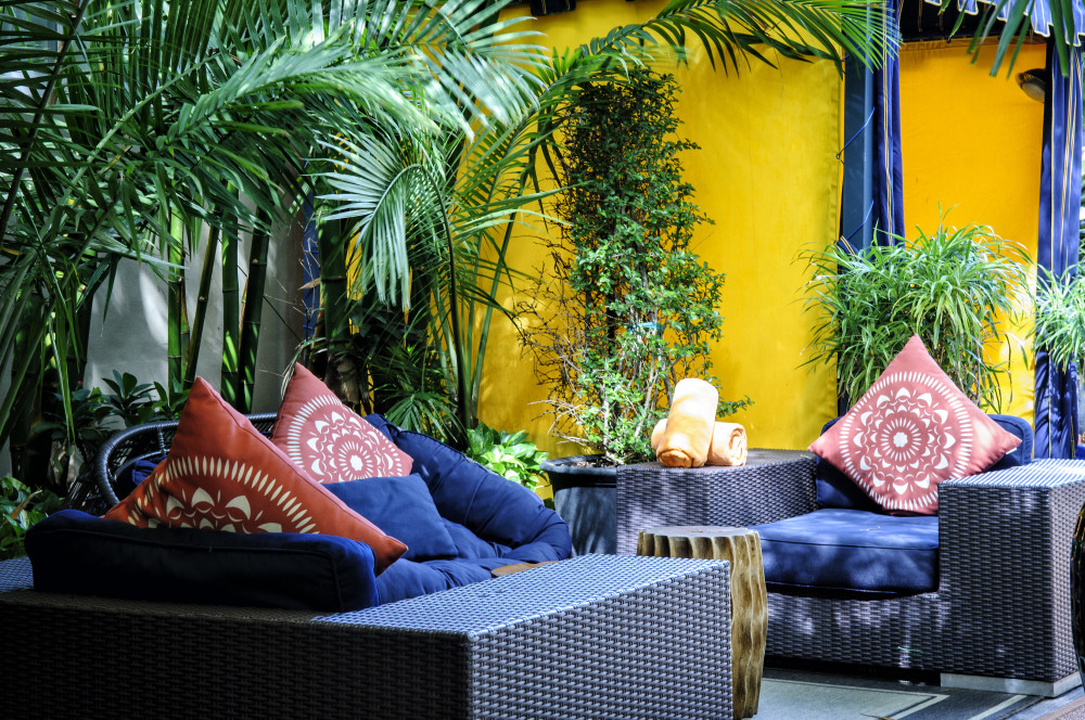 Courtyard Pool - Lounge Area