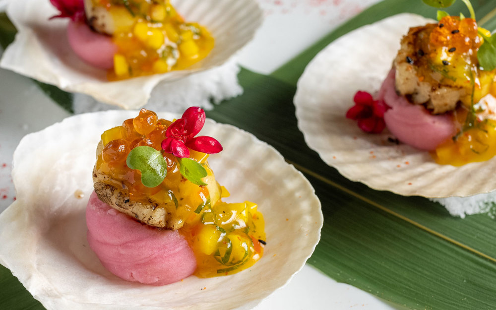 Seared scallops, pink causa, salmon caviar, yuzu, mango ají amarillo chutney