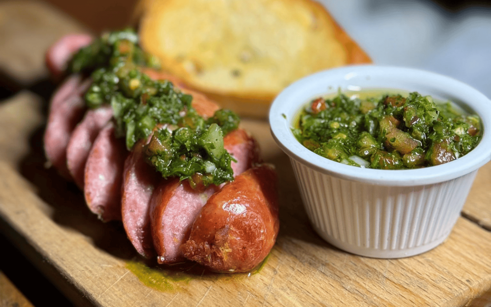 Argentinische Schweinswurst mit Chimichurri