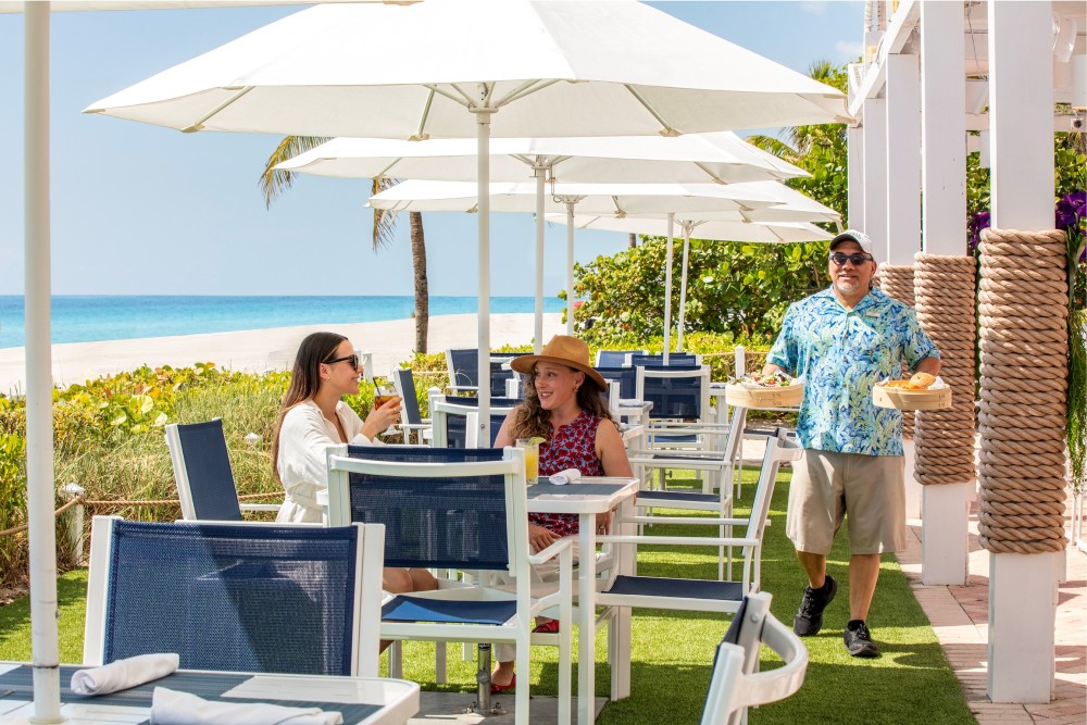 Gili's Beach Club - Dine on the sand