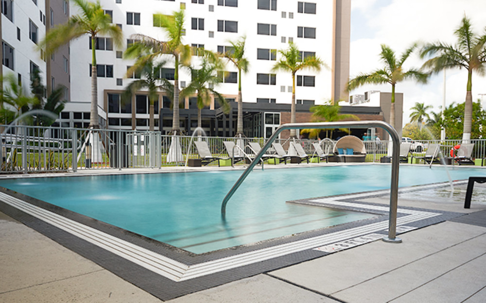 I nostri ospiti possono rilassarsi dopo una lunga giornata di lavoro, approfittando della nostra splendida piscina all'aperto e patio. Offriamo anche bevande e cibo, che possono essere ordinati dai nostri due ristoranti principali 107 Steak and Bar e il nostro WXYZ Bar and Lounge. Vieni e unisciti a noi!