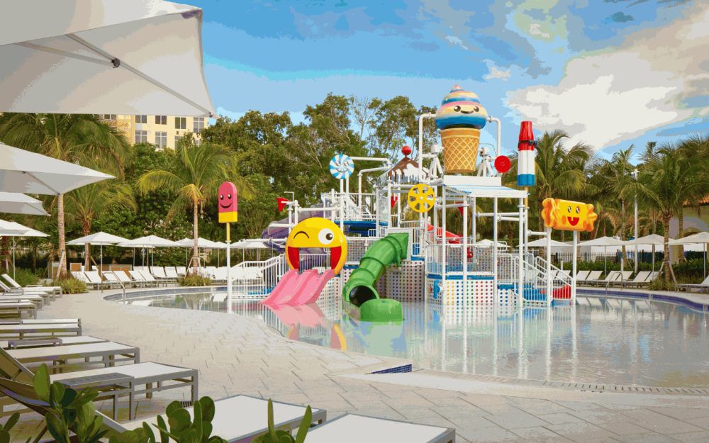 Divirta-se ao sol em Tidal Cove 's Kids Cove emoji slides onde as crianças 3 e jogue GRATUITAMENTE! (aplicam-se termos e condições)