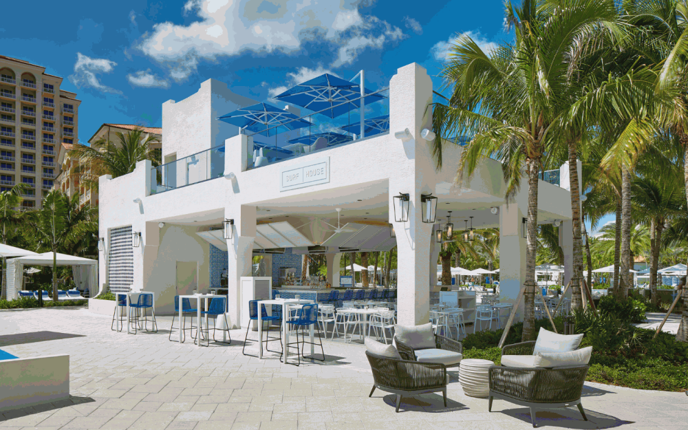 Refeições à beira da piscina ficam ainda melhores aqui em Tidal Cove Surf House do parque aquático que oferece os mais frescos coquetéis e petiscos exclusivos com sabor da ilha!
