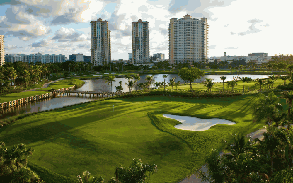 Aceite o desafio no Soffer Golf Course com nossos imaculados greens Tif Eagle, pergunte sobre nosso pacote Fore the Love of Golf para ofertas de golfe!