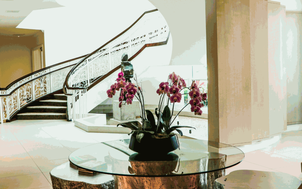 Arrive to aromatic refreshment, and an airy, fresh environment perfectly set to help ease your mind of the day's worries.