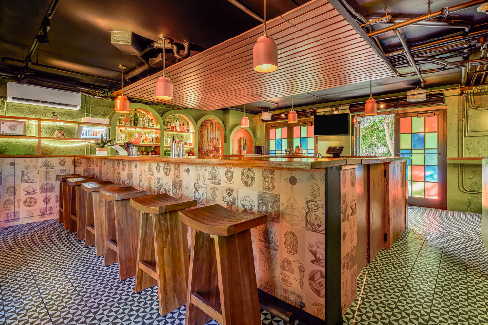 Atras, Pool Bar