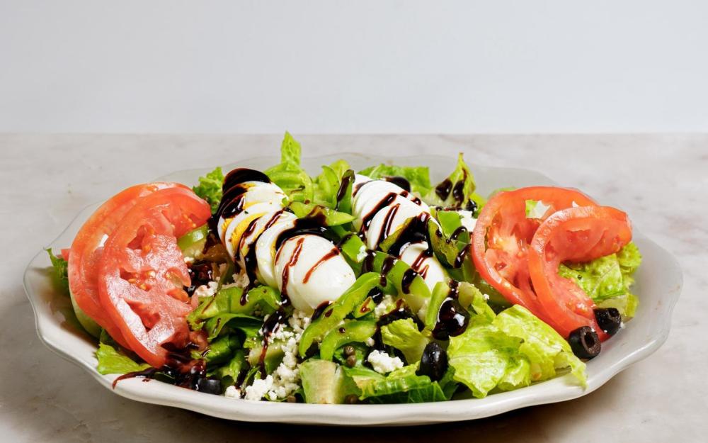 Romaine Lettuce, Feta Cheese, Green Peppers, Olives, Tomatoes, Capers & Hard boiled egg.
