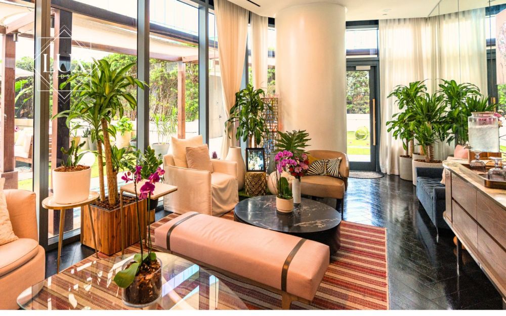 位于迈阿密附近评价最高的水疗中心 Lux MedSpa Brickell 的豪华休息室。适合享受水疗日和难忘的周年纪念礼物的理想场所。