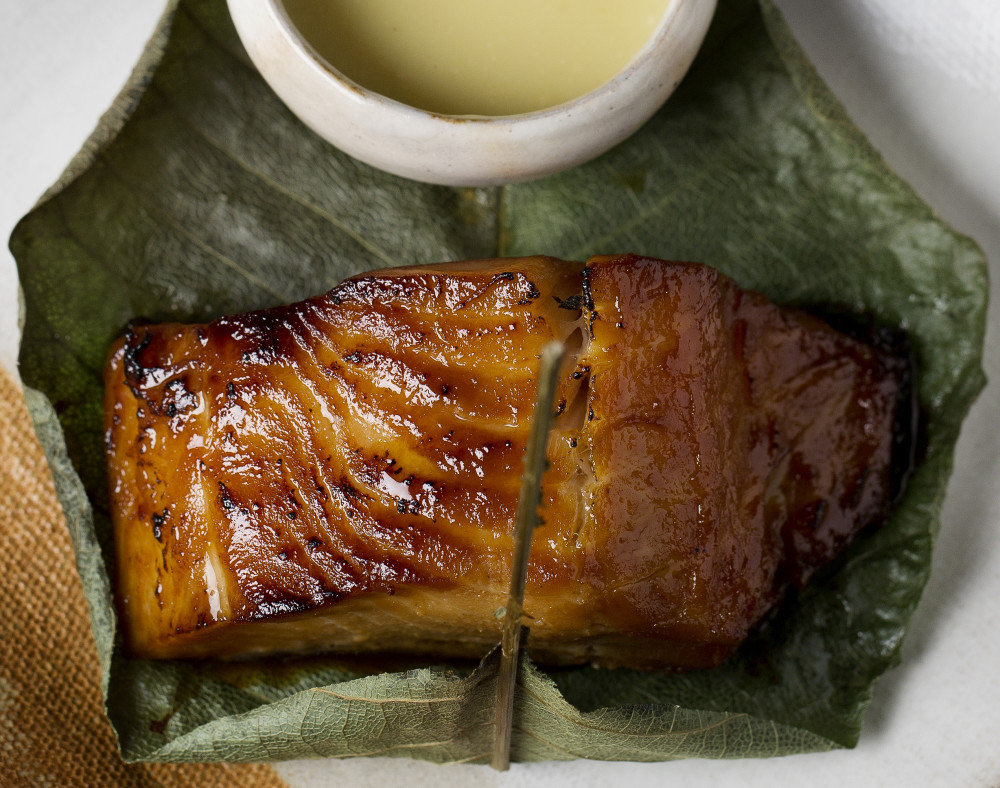 Morue noire marinée au miso saikyo enveloppée dans une feuille de hoba