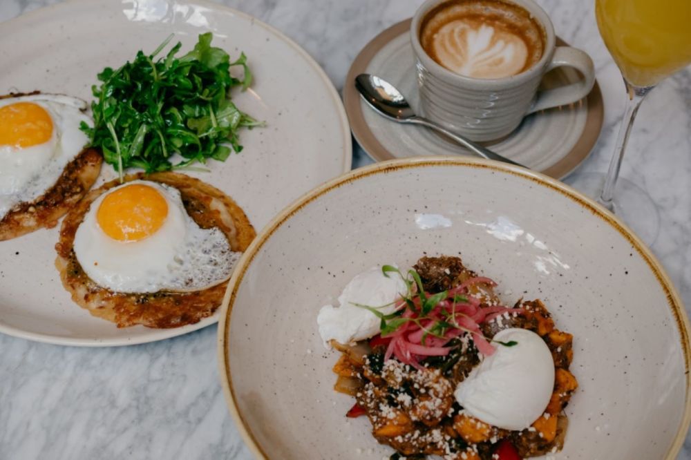 Book our Bed & Breakfast offering and enjoy a daily breakfast credit of $40 to indulge among the lush backdrop of Mayfair Grill.