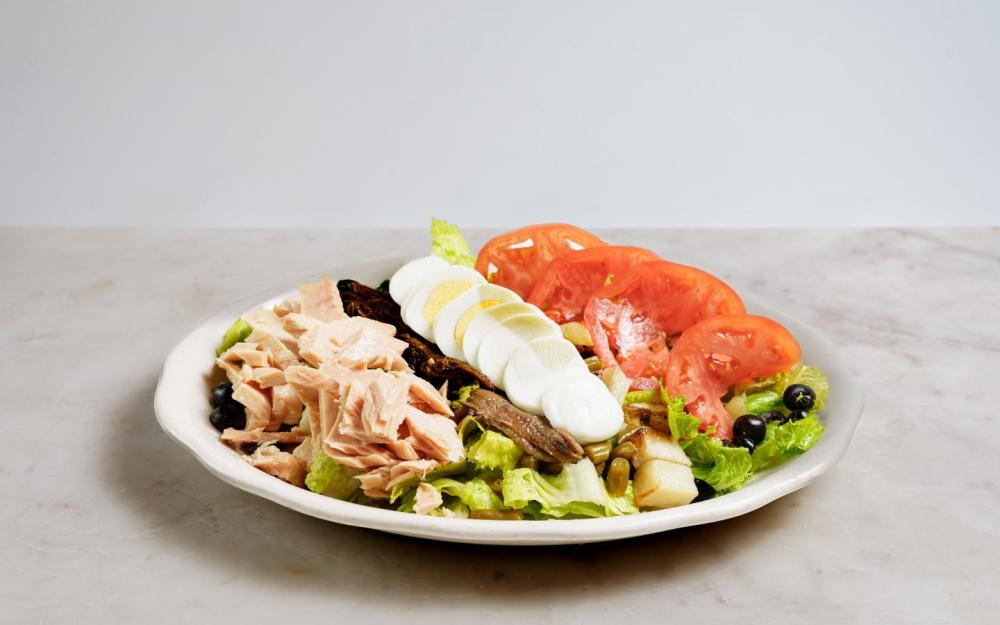 Lettuce, Tomato, Potatoes, Boiled Eggs, Haricot Vert, Anchovies, Black Olives & Tuna with Dijon Dressing.