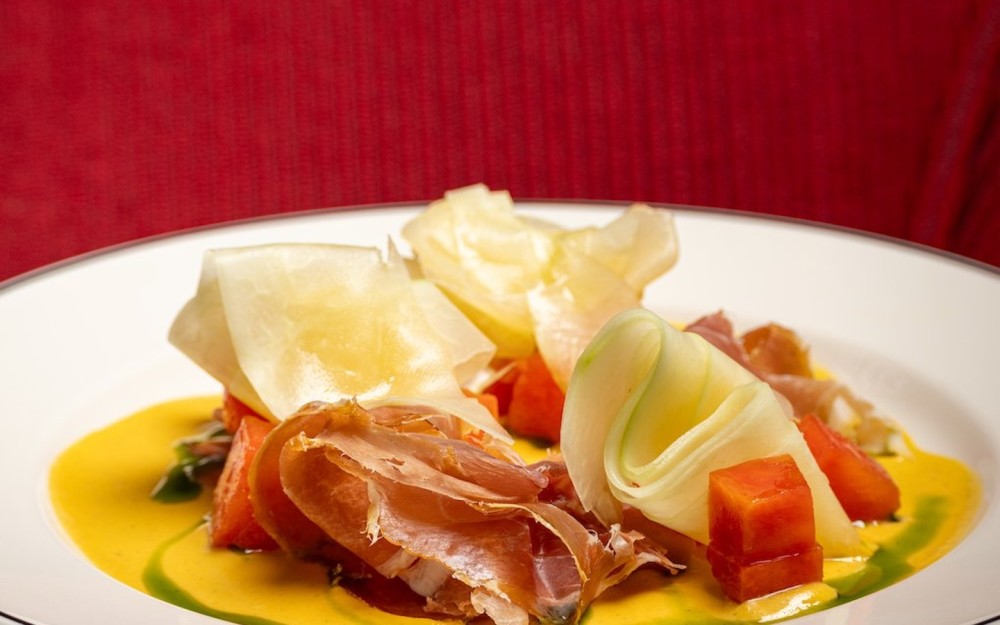 Fruta Bomba y Jamón Serrano 🍈✨
A fresh, silky appetizer that hits that perfect sweet + salty balance.