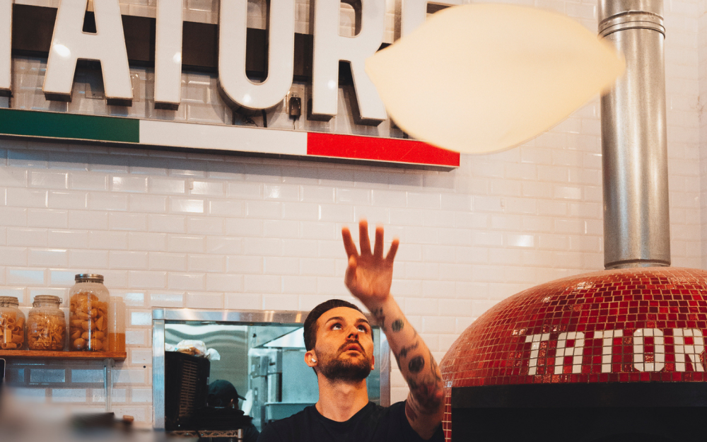Authentic stone-baked pizza, perfectly crispy on the outside, with a light crust and that unmistakable homemade flavor.