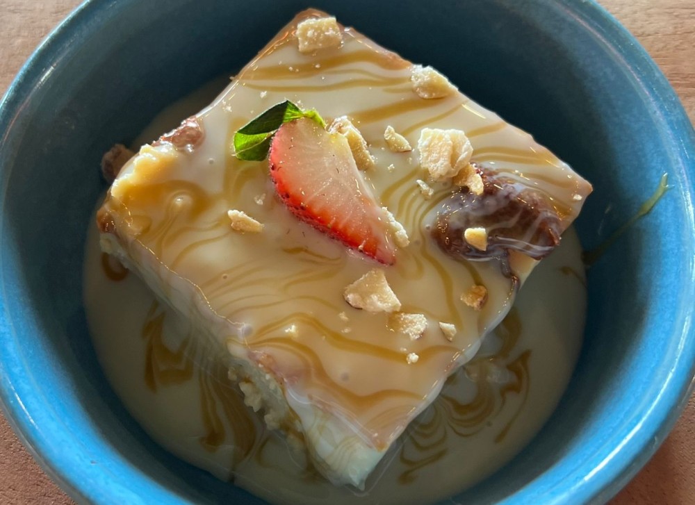 Una soffice torta spugnosa imbevuta di una ricca miscela di Three latte