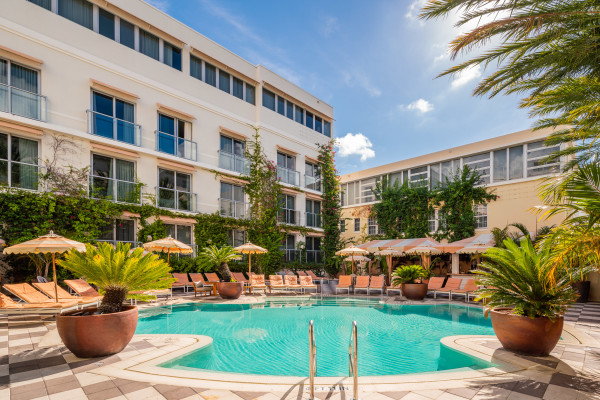 走进我们的大门，体验以设计为中心的生活，感受亲切感，这与世界上的任何事物都不一样 South Beach. 东海岸和西海岸的两家世界小型豪华酒店之一 2019 康泰纳仕最佳城市 Hotel 优胜者， The Plymouth Hotel 是精品奢侈品的巅峰之作，位于市中心 Miami Beach 最受认可的餐厅、夜生活、购物场所等等。与著名的 Blue Ribbon Sushi Bar & Grill 就在大堂，出色的服务和丰富的装饰艺术历史，这家屡获殊荣的酒店无缘无故地引起了轰动。