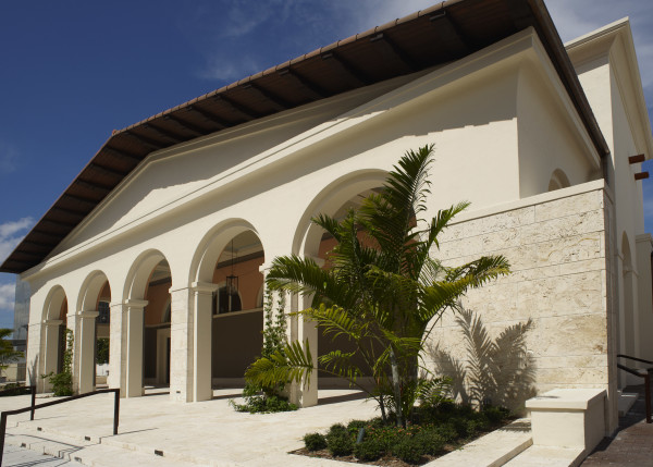 Robert und Marian Fewell Wing des Coral Gables Museum mit Blick auf Salzedo St