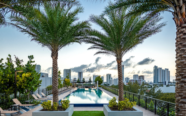 В Sentral Wynwood вы сможете остановиться в просторных апартаментах-люкс «под ключ». Роскошные удобства включают потрясающий бассейн на крыше, фитнес-центр и лаундж на крыше.