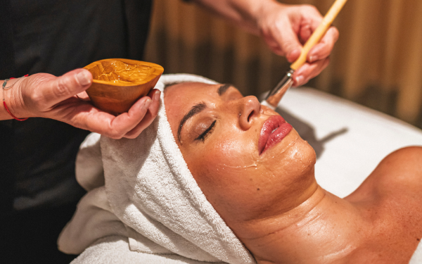 Intense Hydrating Facial + Eye Treatment + LED Therapy