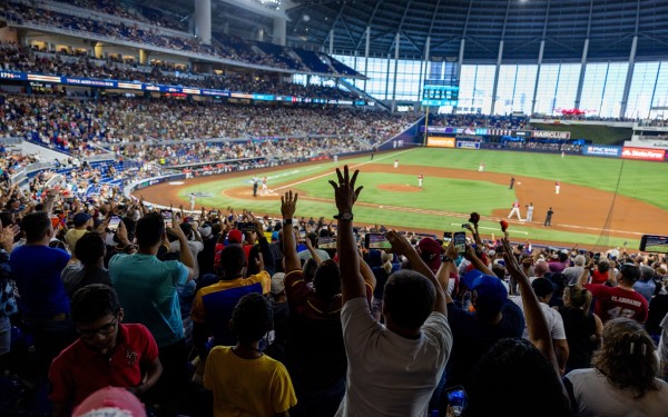 Choque De Gigantes: Navegantes del Magallanes vs. Tiburones de La Guaira photo