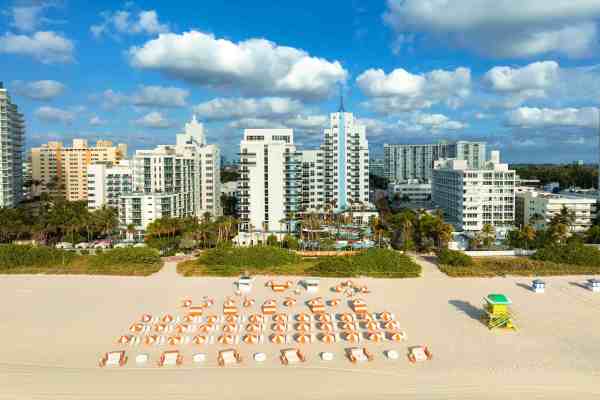 位于 Mid- Beach 在 Miami Beach ，设有两个温水泳池以及 Beach 小屋、椅子和遮阳伞，专供客人使用。