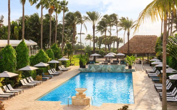 Vos vacances classiques à Miami sont plus oniriques que jamais chez Kimpton Surfcomber Hotel .