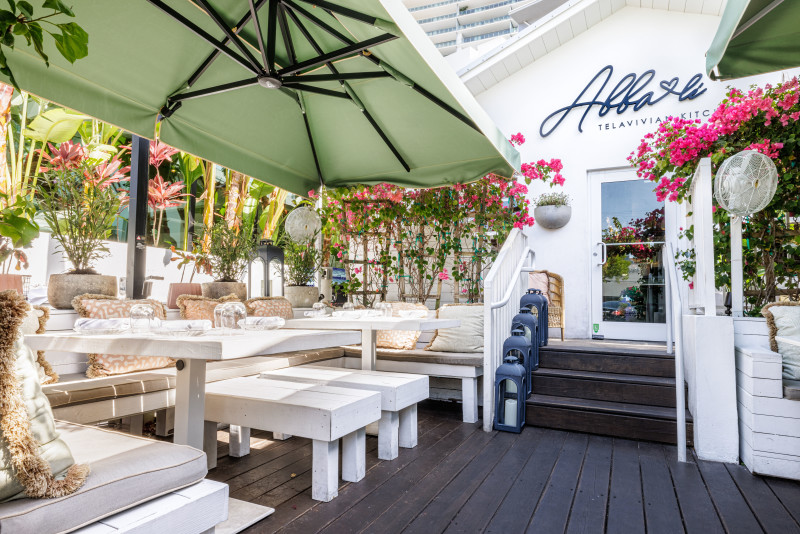 OUTDOOR LOUNGE