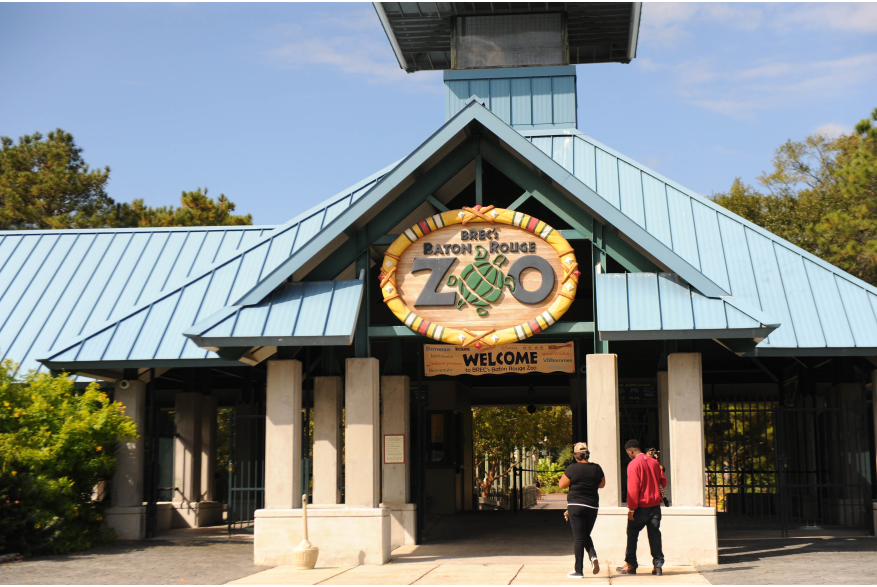 Visitors walking in the entrance of the Baton Rouge Zoo