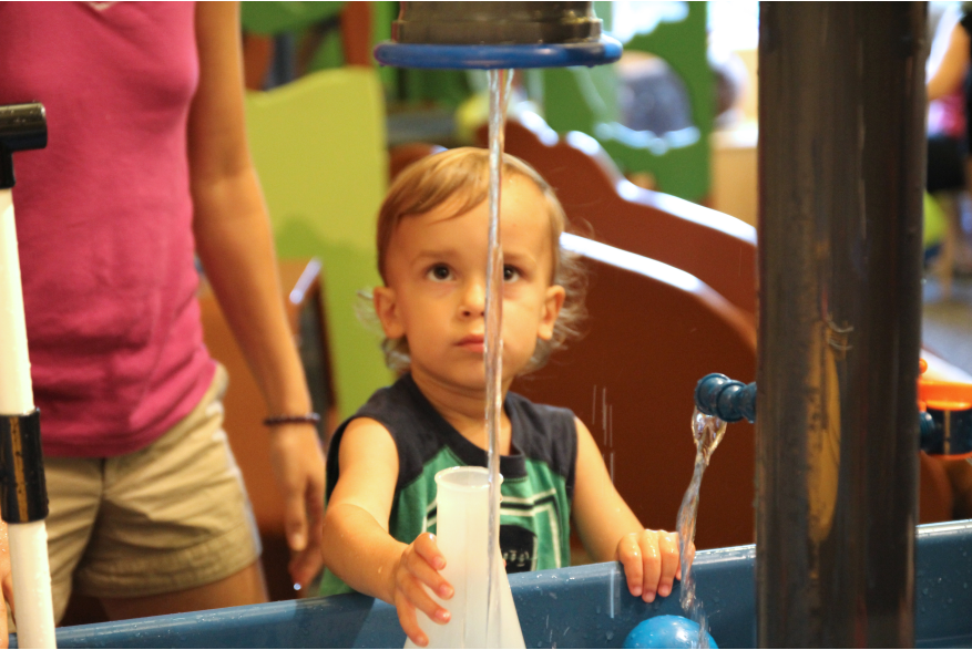 Child plays in water at Wonderlab