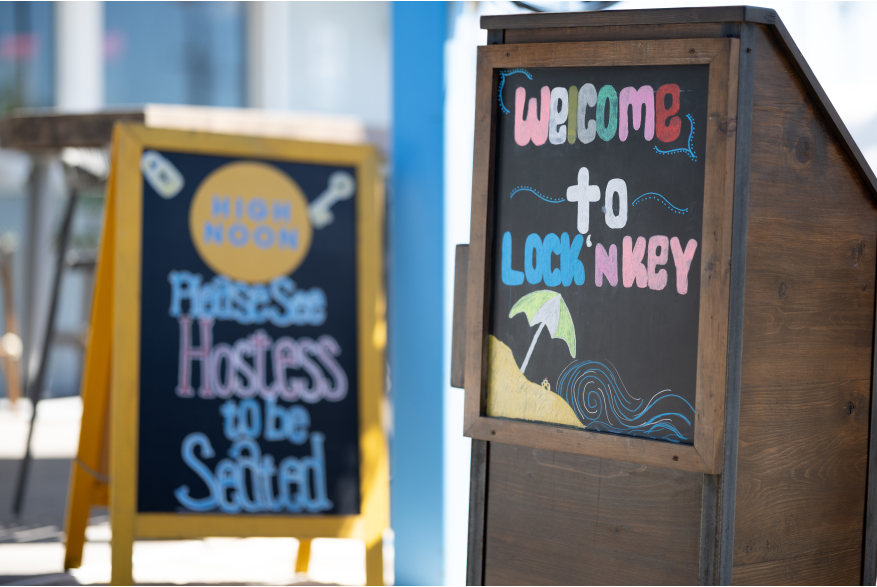 Lock 'N Key Restaurant & Pub Welcome Sign