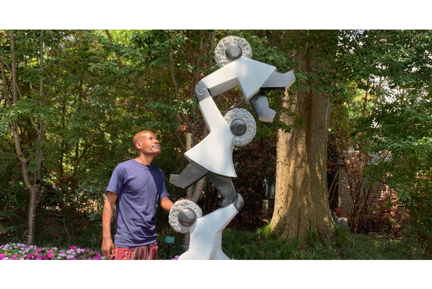 Zimsculpt artist displays a sculpture