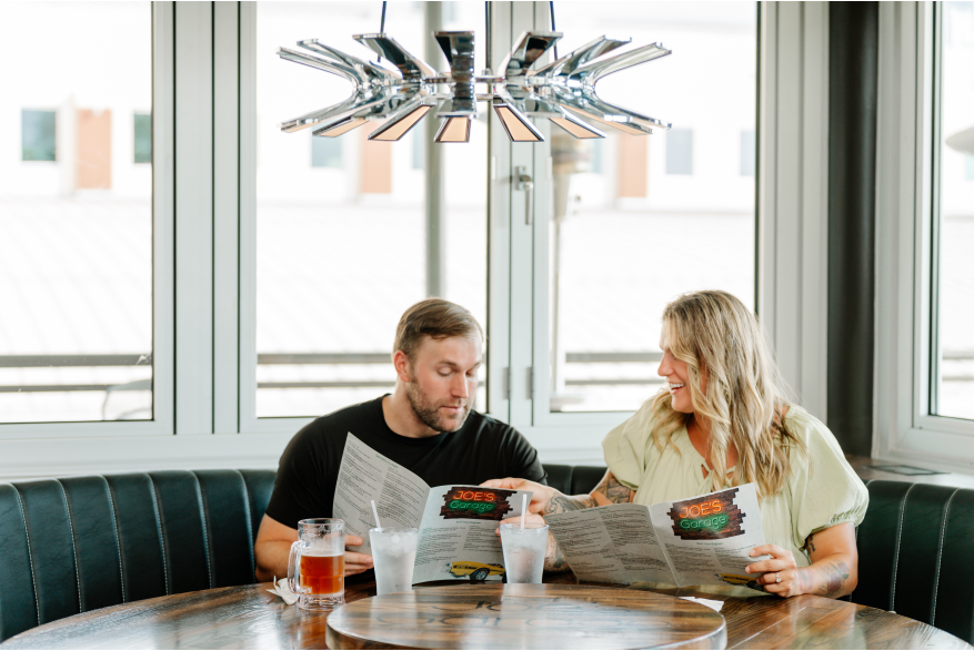 couple eating burgers in a chic restaurant