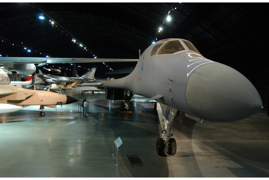 b-1B_bomber