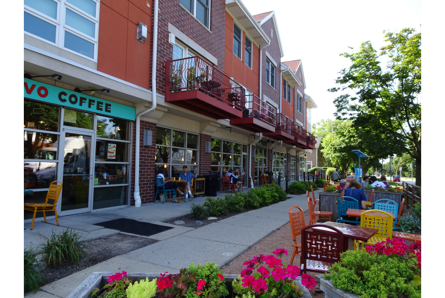 2017-08-16-Colectivo-Outside-02.jpg