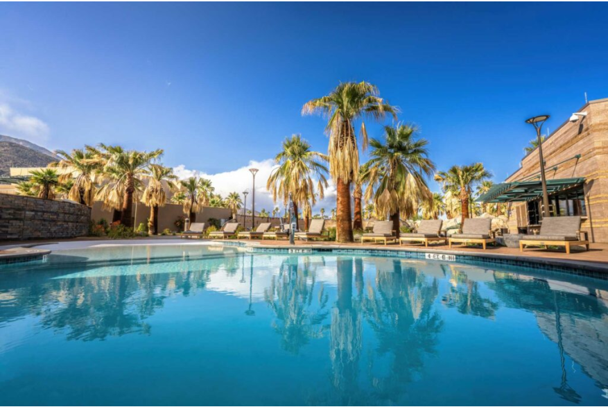 SecheSpa_outdoor pool.jpg