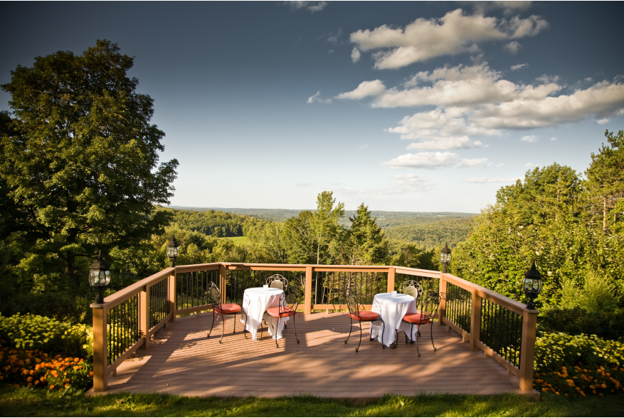 Dine outdoors in the Pocono Mountains