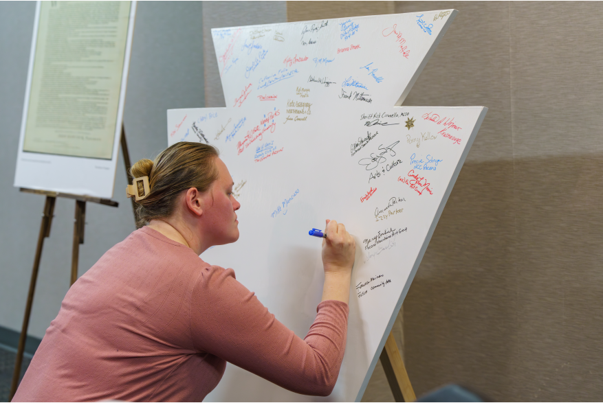 A women signs the keystone in support of Monroe County's America250PA initiative