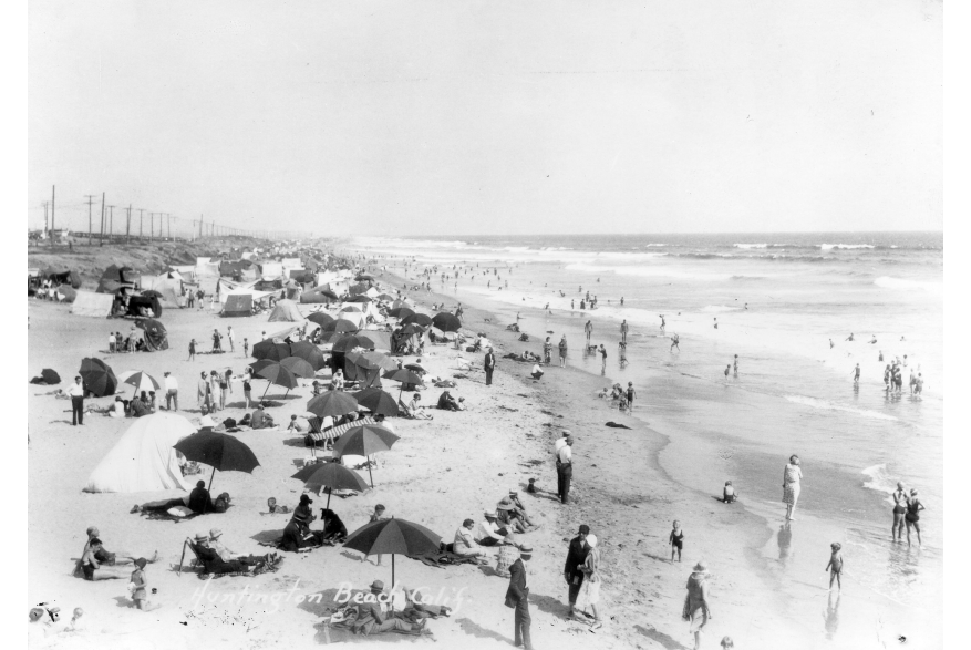 beach with sun umbrellas 1930s