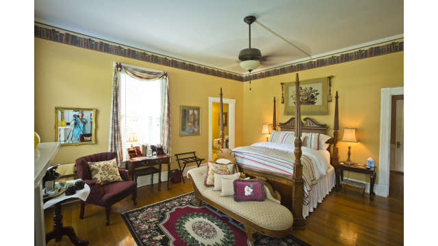 Antebellum Inn room