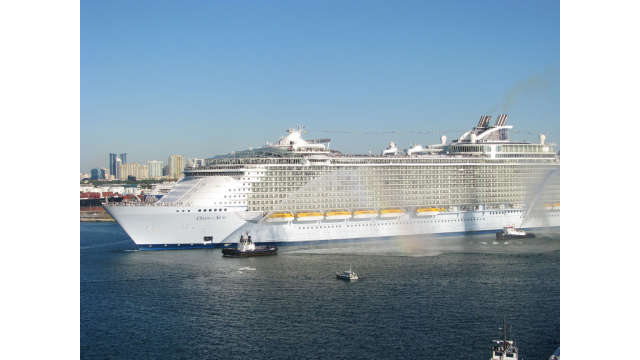 Oasis of the Seas arriving at Port Everglades Nov 13, 2009