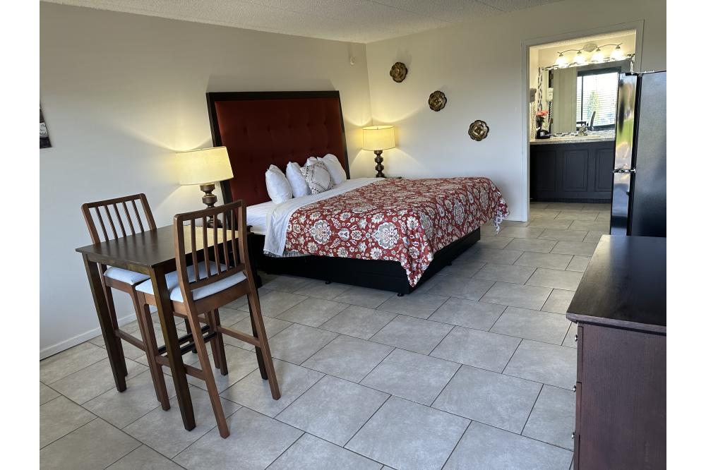 1 King Kitchenette