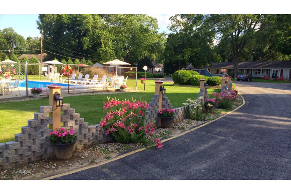 Lake Geneva Motel Entrance1