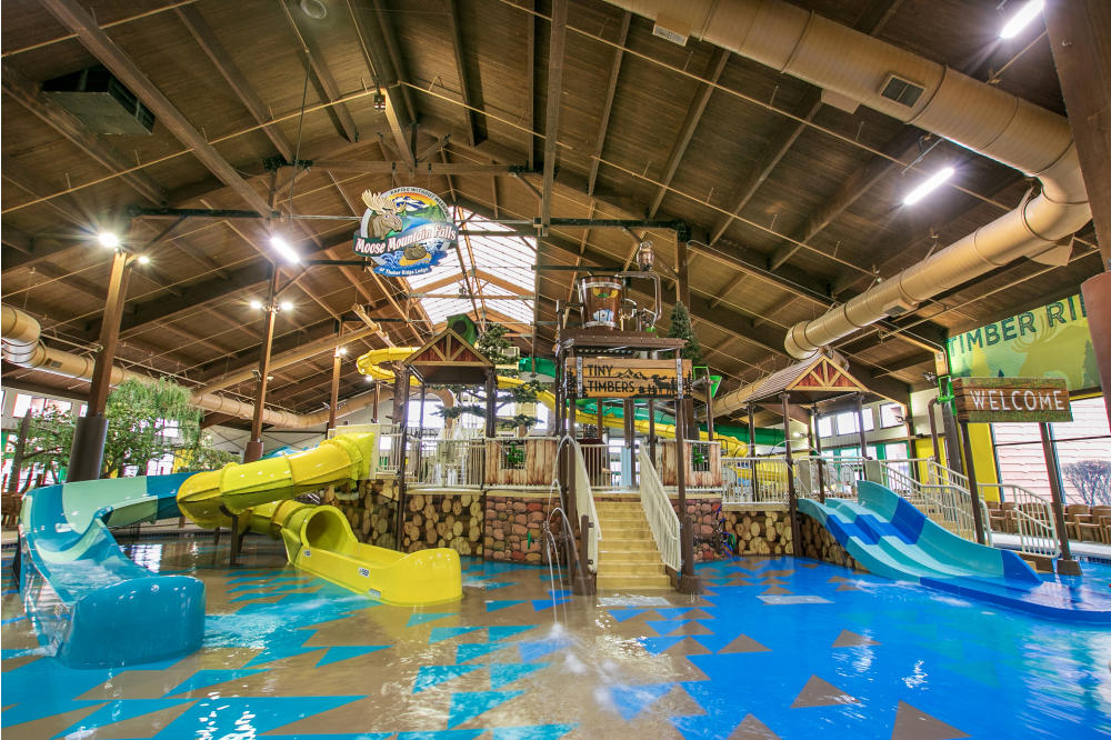 Indoor waterpark attraction