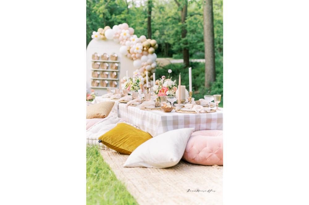 picnic with balloons